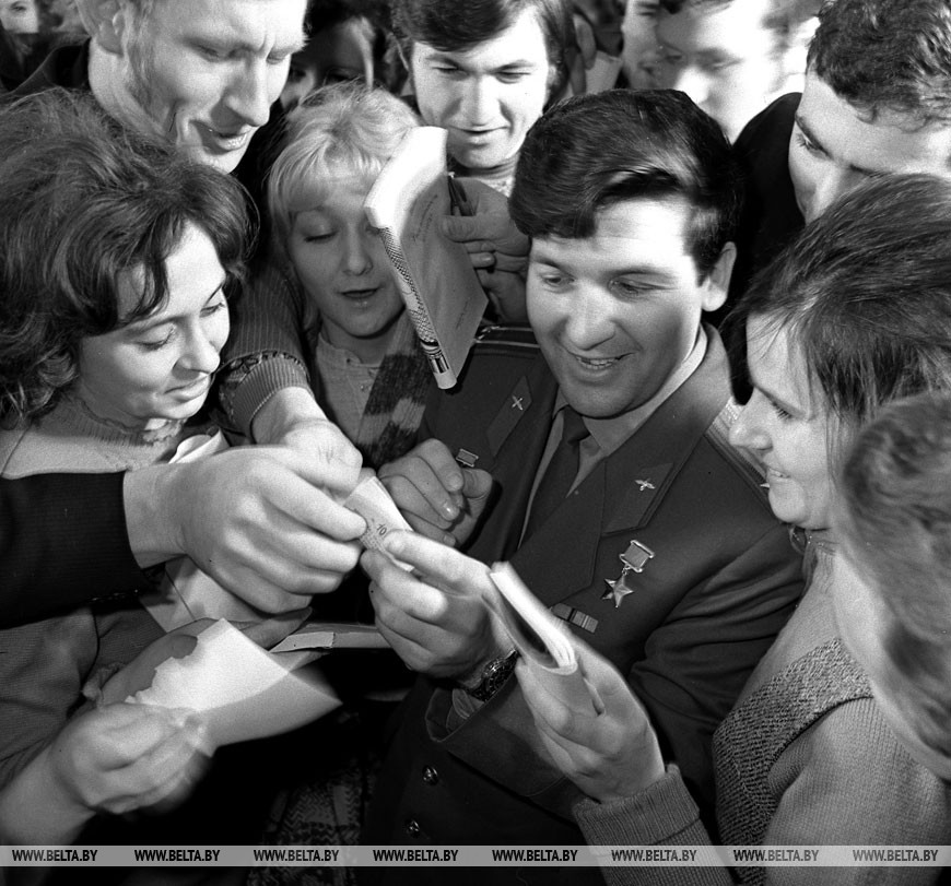 Летчик-космонавт Петр Климук среди студентов Белорусского государственного университета, 1974 год