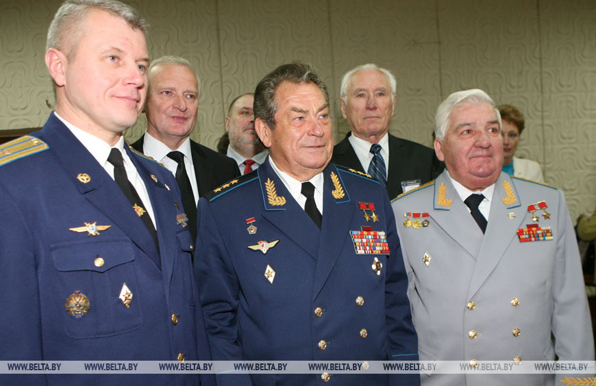 VI Белорусский космический конгресс в Минске. на снимке летчики-космонавты Олег Новицкий, Владимир Коваленок и Петр Климук, 2014 год
