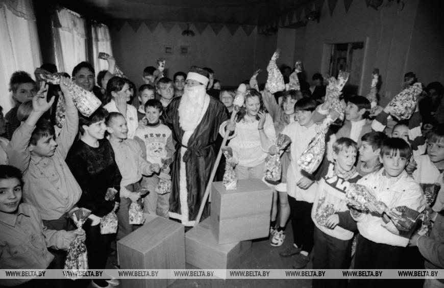 Новогодний праздник в Барсуковской вспомогательной школе-интернате для детей сирот, 1998 год
