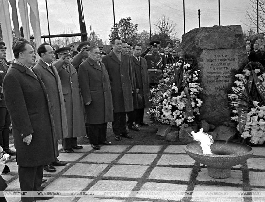 Вручение Брестской крепости-герою ордена Ленина и медали "Золотая звезда", ноябрь 1965 года