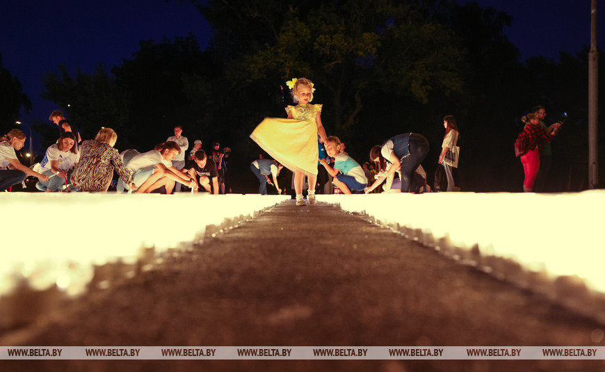 Огненную инсталляцию "Холмские ворота" создали 21 июня у Брестской крепости участники международного патриотического проекта "Огненные картины войны", 2021 год