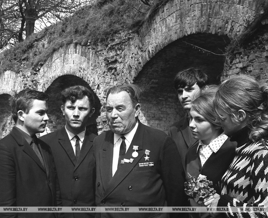 Участник обороны Брестской крепости Герой Советского Союза П.М.Гаврилов рассказывает молодёжи о боях в Восточном форте крепости, 1970 год