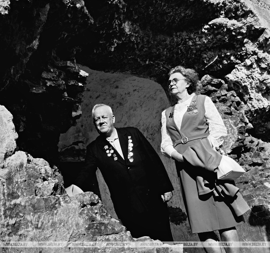 Защитники крепости над Бугом-бывший военный фельдшер лейтенант медицинской службы в отставке Р.И. Абакумова (г. Орел) и бывший начальник штаба обороны восточного форта крепости капитан в отставке К.Ф. Косаткин (г. Ярославль) у руин цитадели, 1967 год