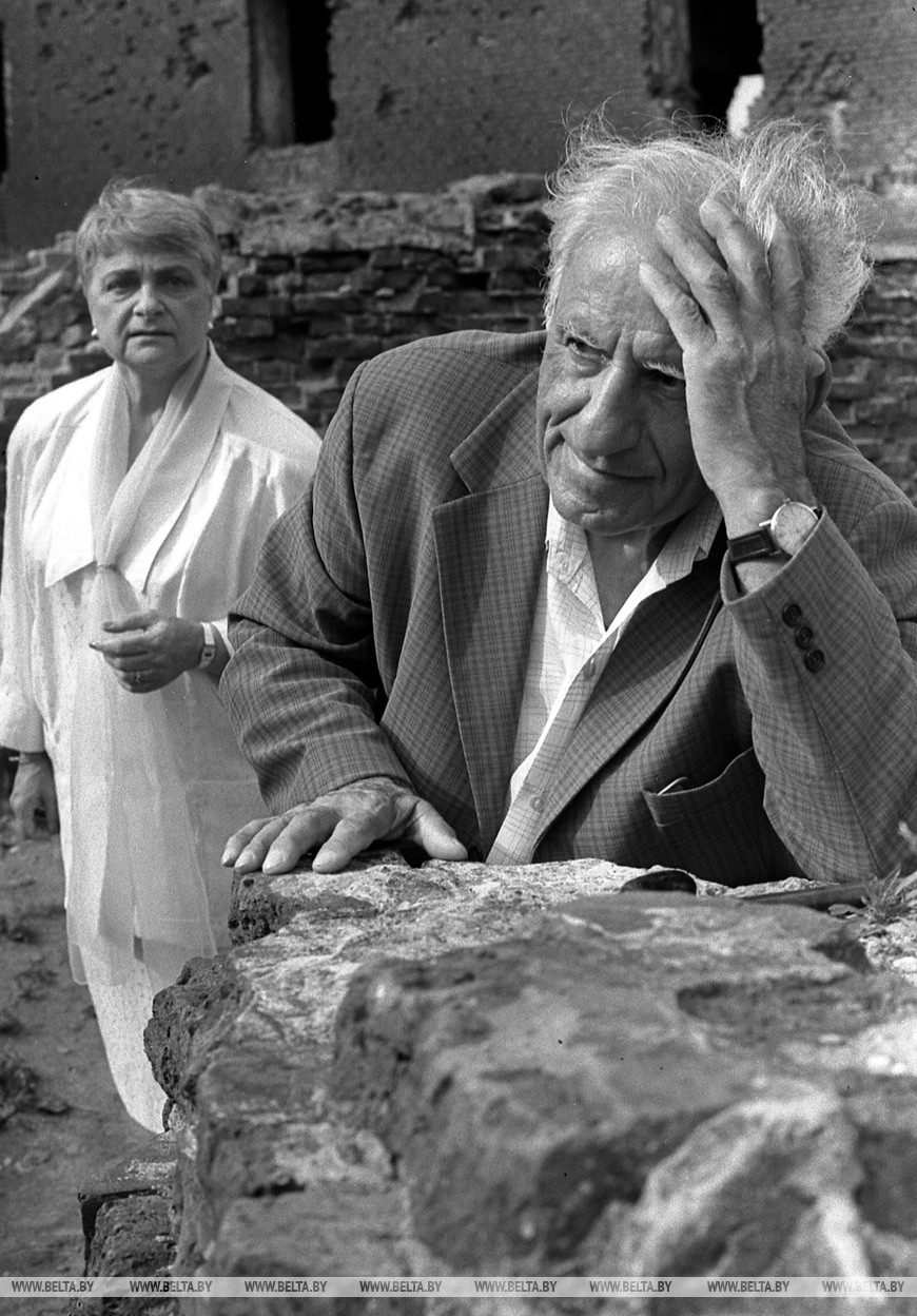 Один из руководителей обороны Брестской крепости Самвел Матевосян в Брестской крепости, 1991 год