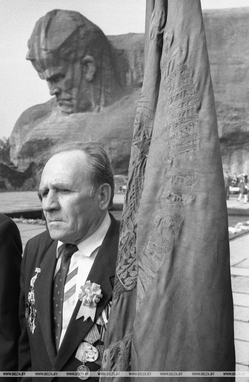 Участник обороны Брестской крепости Родион Ксенофонтович Семенюк у спасённого им в 1941 году знамени, 1989 год