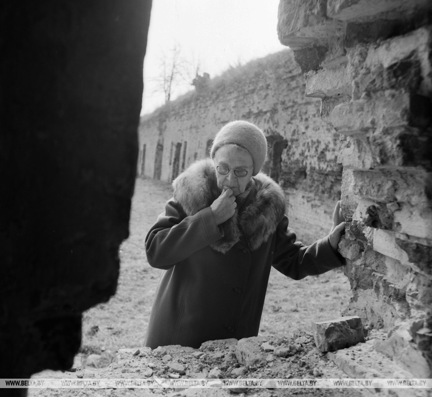 Участница обороны крепости бывшая старшая хирургическая сестра лейтенант медицинской службы Раиса Абакумова у руин цитадели, 1984 год