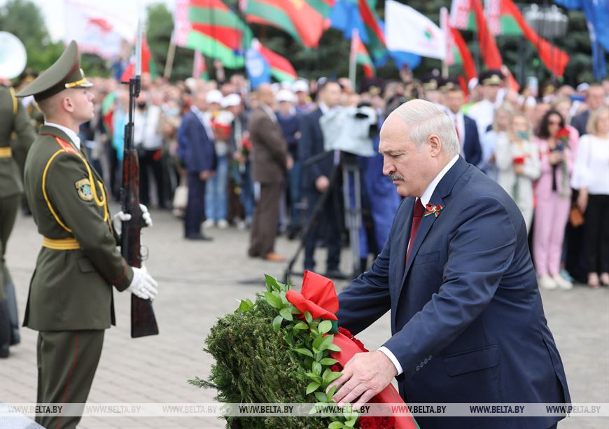 Александр Лукашенко в День Независимости возложил венок к Кургану Славы