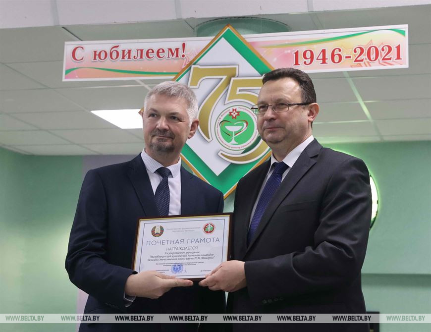 Дмитрий Пиневич вручает почетную грамоту главному врачу Виктору Лишакову Дмитрий Пиневич вручает почетную грамоту главному врачу Виктору Лишакову