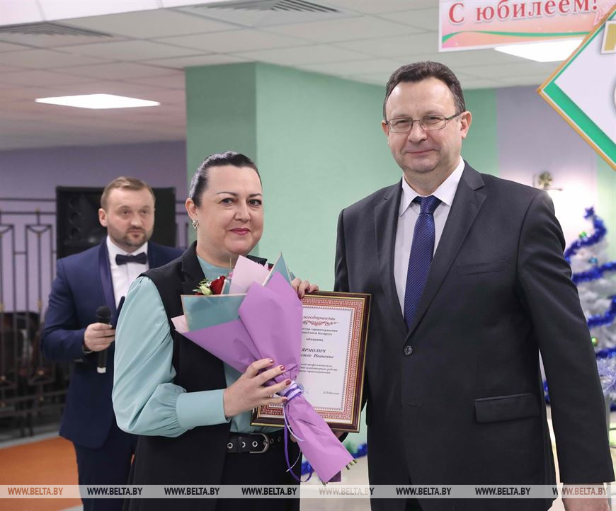 Дмитрий Пиневич вручает благодарность врачу-неврологу Надежде Ярмолич Дмитрий Пиневич вручает благодарность врачу-неврологу Надежде Ярмолич