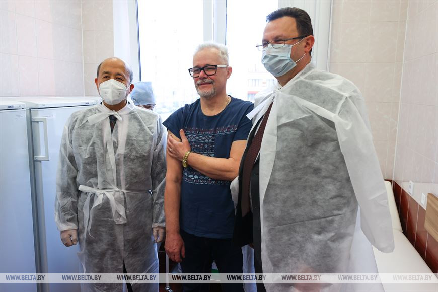 Чрезвычайный и Полномочный Посол Китая в Беларуси Се Сяоюн, первый вакцинированный пациент Михаил Петрович и министр здравоохранения Дмитрий Пиневич Чрезвычайный и Полномочный Посол Китая в Беларуси Се Сяоюн, первый вакцинированный пациент Михаил Петрович и министр здравоохранения Дмитрий Пиневич