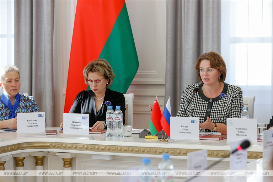 Руководитель представительства Постоянного комитета Союзного государства в Минске, член президиума БСЖ Марианна Щеткина и председатель Белорусского союза женщин Елена Богдан