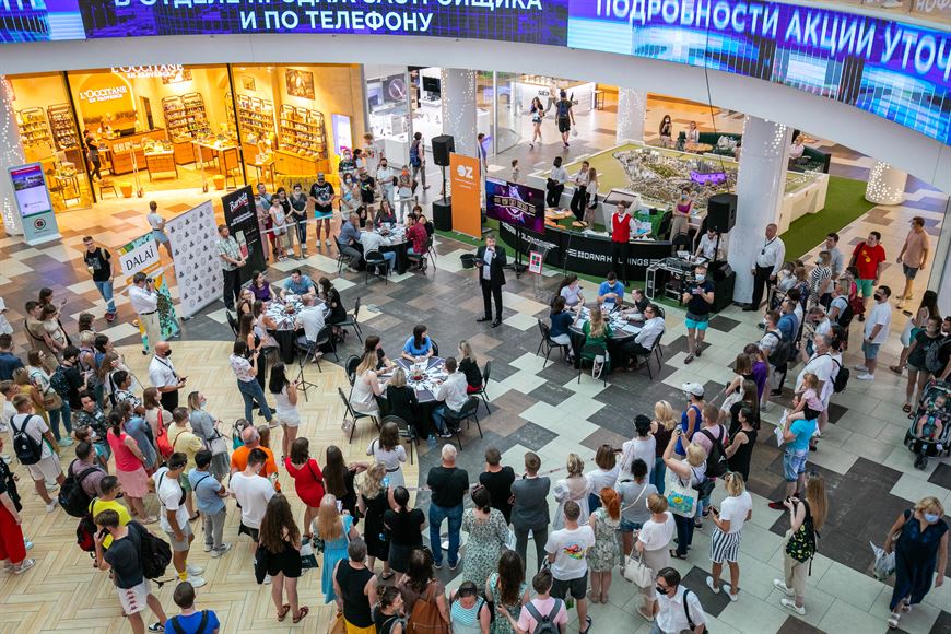 Посмотреть на игру собралось много болельщиков Посмотреть на игру собралось много болельщиков