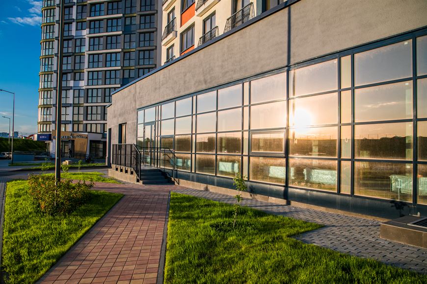 Большая площадь остекления позволит создать яркие витрины