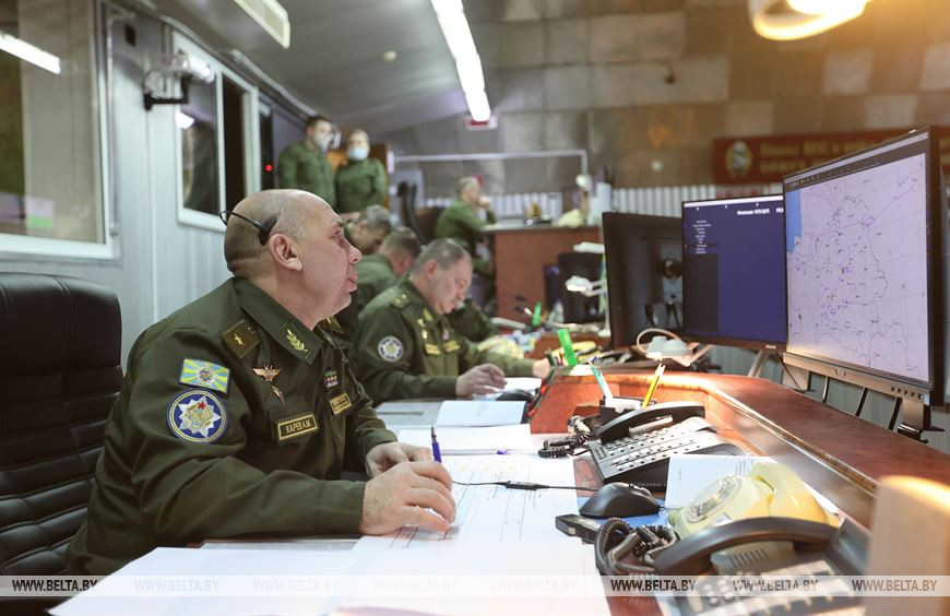 Заместитель командующего ВВС и войсками ПВО – начальник авиации Александр Карев на центральном командном пункте ВВС и войск ПВО