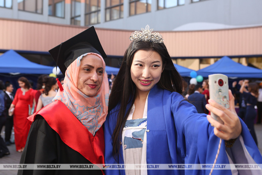 Выпускной бал для иностранных студентов БГУ. Хадия Харбар (Иран) и Лю Чан (Китай)