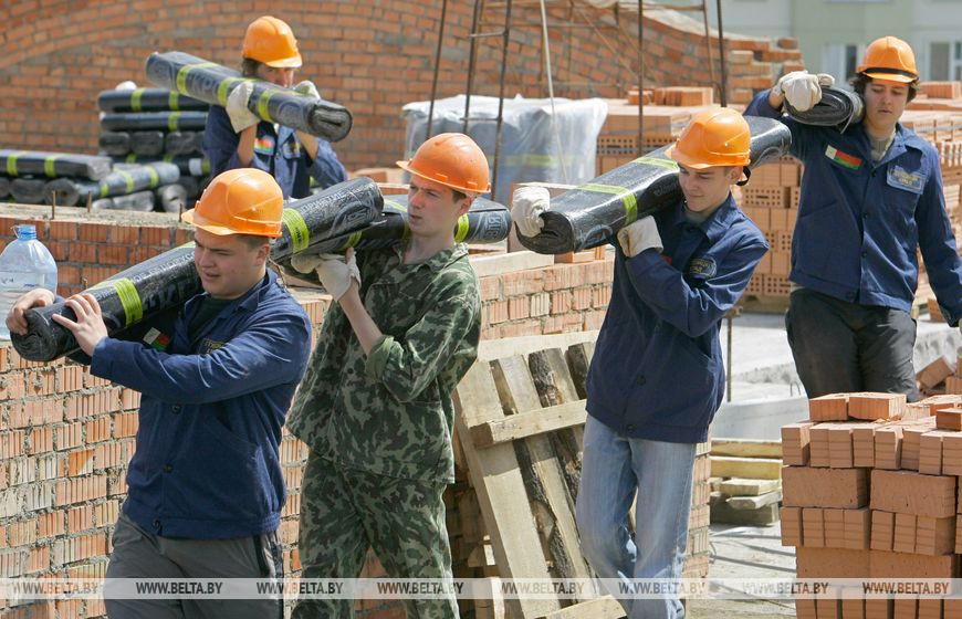 Студенческий отряд БГУ работает на строительстве детского сада по улице Колесникова в Минске