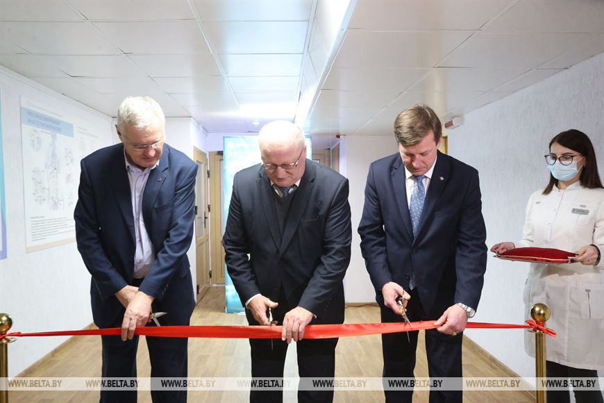 Академик-секретарь отделения биологических наук НАН Владимир Торчик, заместитель председателя президиума НАН Александр Кильчевский и директор института генетики и цитологии НАН Руслан Шейко