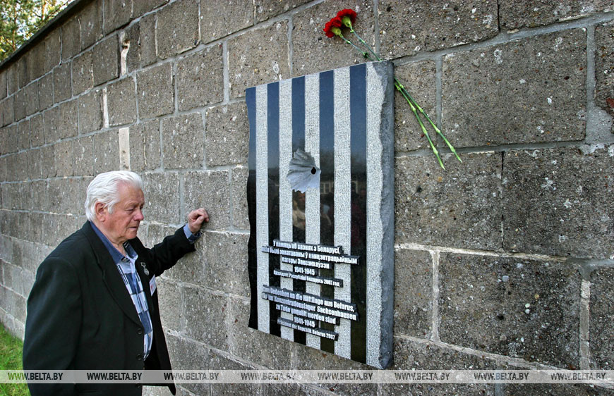 Бывший узник концлагеря № 48482 Евгений Бурмантов из Витебска у мемориальной доски,