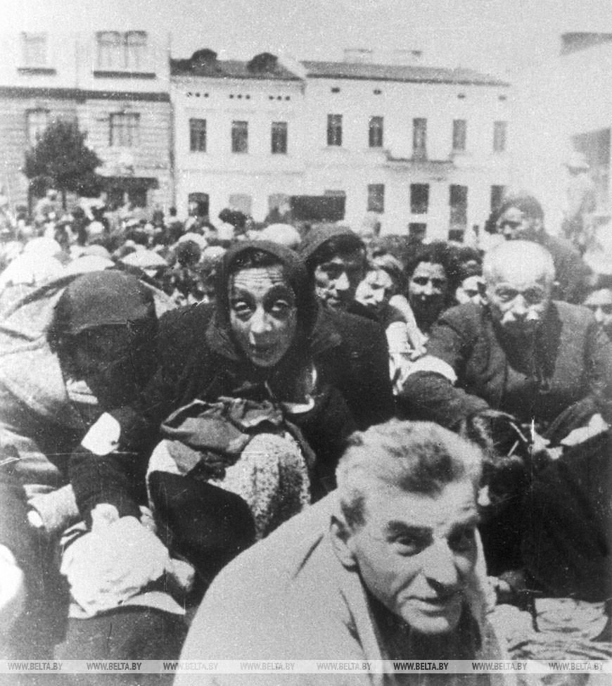 Во время переселения евреев Минска в гетто, 1941 год. ФОТО БГАКФФД