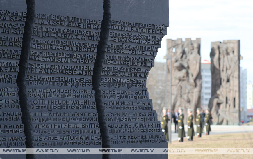 Памятник жертвам нацизма "Массив имен" на территории мемориального комплекса "Тростенец", 2019 год