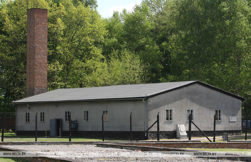 Мемориальная таблица в память о 1002 погибших белорусах в бывшем концлагере Штуттхоф