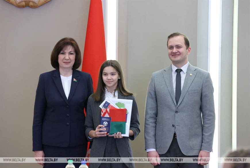 Наталья Кочанова и Дмитрий Воронюк вручили паспорт учащейся Квасовской средней школы Гродненской области Марте Стецкевич