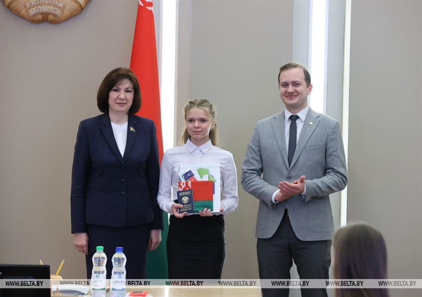 Наталья Кочанова и Дмитрий Воронюк вручили паспорт учащейся средней школы №186 Дарье Маскалевой