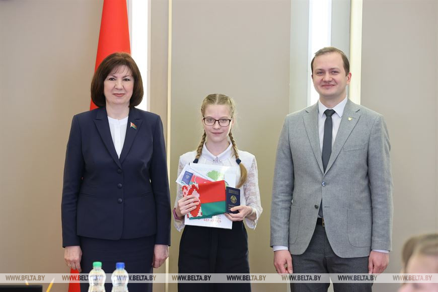 Наталья Кочанова и Дмитрий Воронюк вручили паспорт учащейся средней школы 215 г.Минска Полине Ворох