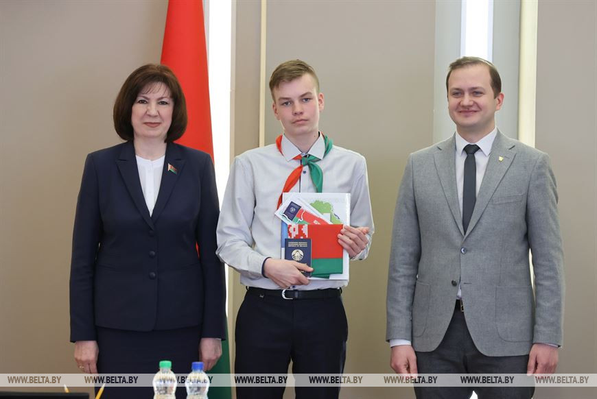 Наталья Кочанова и Дмитрий Воронюк вручили паспорт учащемуся средней школы №2 города Копыля Максиму Ильюку