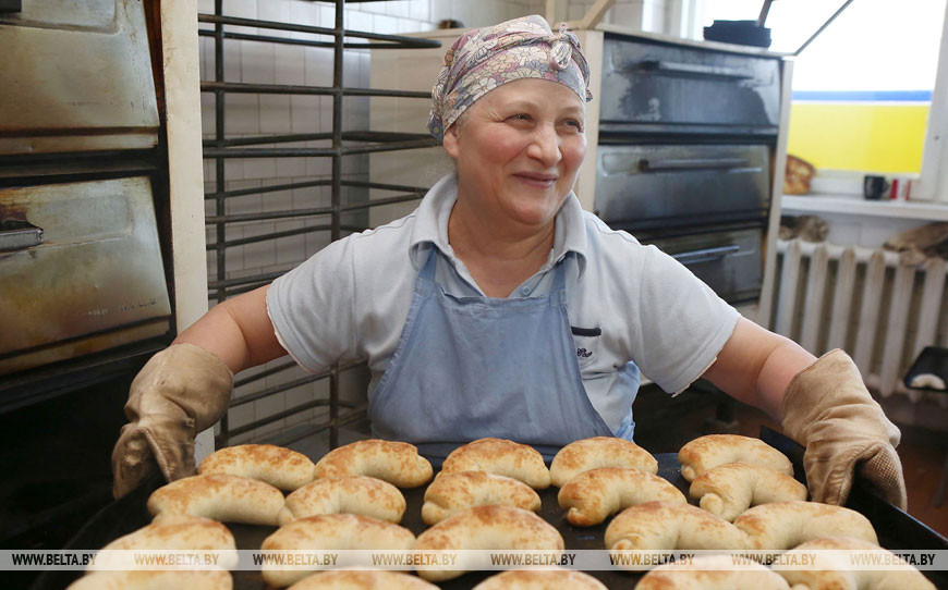 Эмма Кургулия печет для белорусов грузинский хлеб, 2018 год