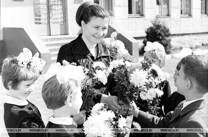 Заслуженная учительница республики А.И. Станютко с учениками, 1973 год