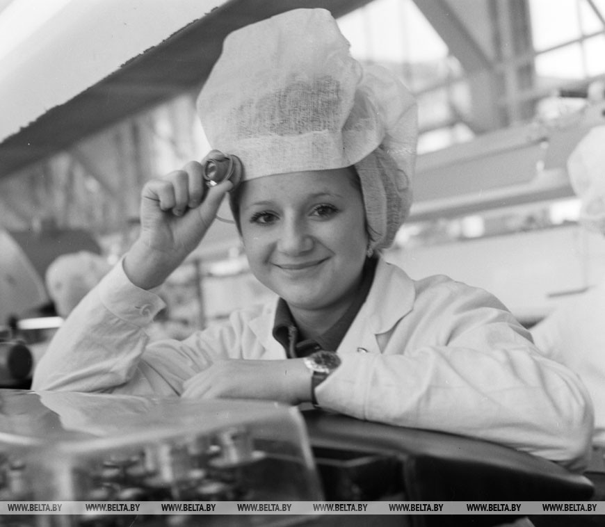 Минский часовой завод. Контролер комсомолка Галина Лысая, 1976 год