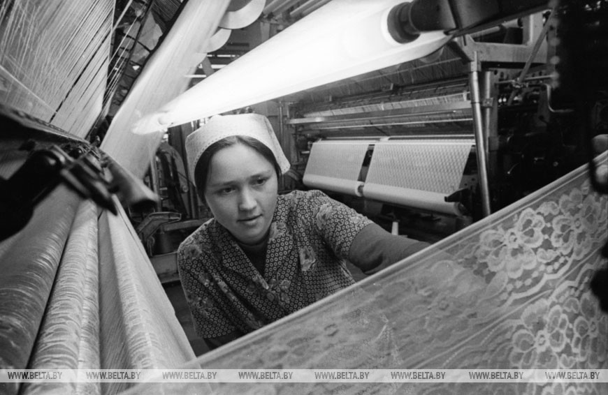 Гомельская чулочно-трикотажная фабрика "8 марта". На пяти вязальных машинах вместо трех по норме работает комсомолка Любовь Карамзина, 1981 год