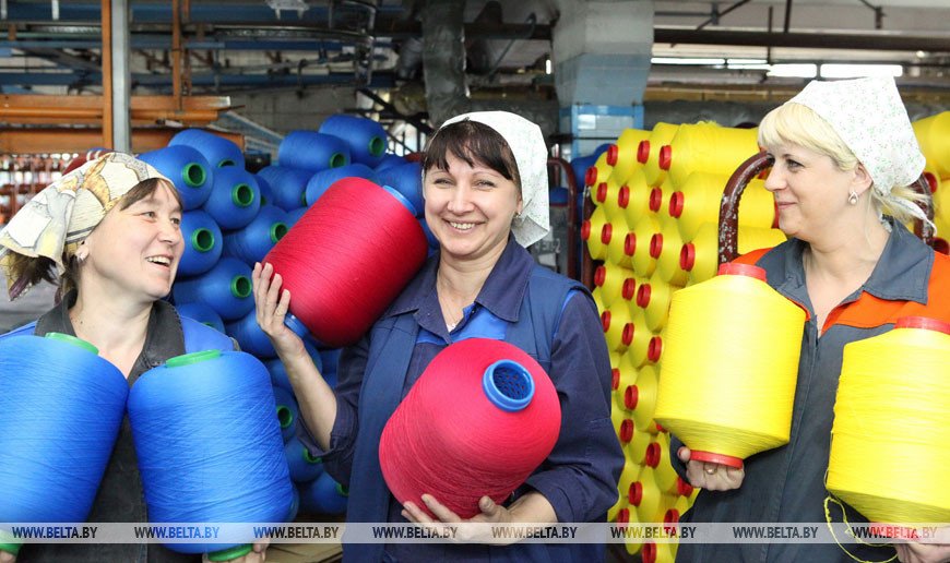 ОАО "СветлогорскХимволокно". Красильщицы нитей (слева направо) Мария Вежновец, Людмила Форнель и Инна Митрахович, 2016 год