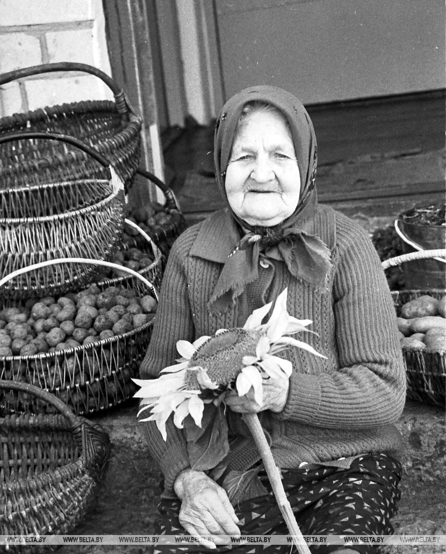 Пелагея Махта из деревни Нача Ляховичского района удостоена звания "Мать-героиня". Она вырастила 9 детей