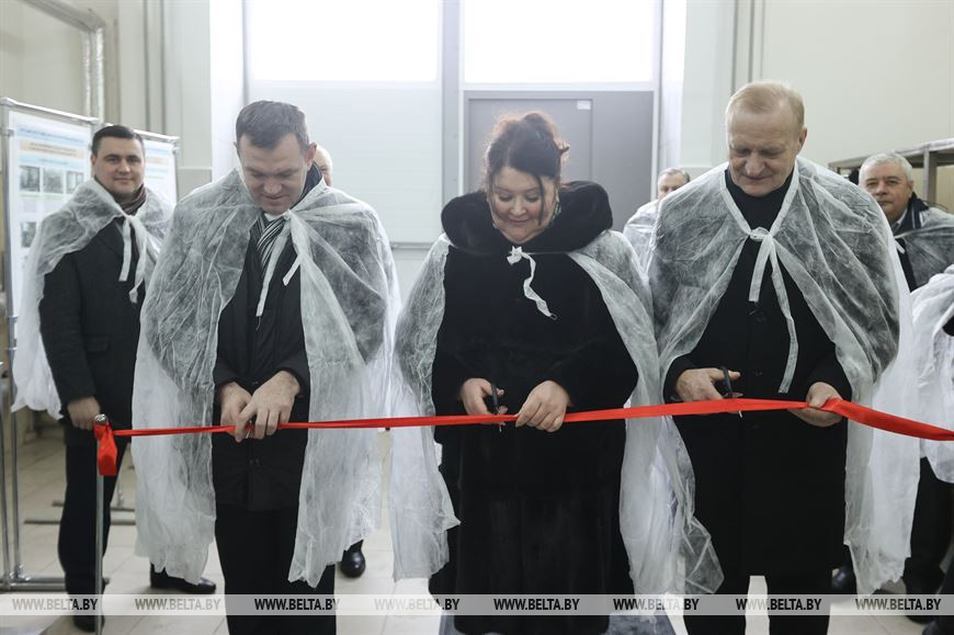 Директор научно-экспериментального производства сухих молочных продуков и ингредиентов Алексей Мелещеня, член Постоянной комиссии по здравоохранению, физический культуре, семейной и молодежной политике Палаты представителей Марина Шкроб, председатель Президиума Национальной академии наук Беларуси Владимир Гусаков торжественно открывают производство