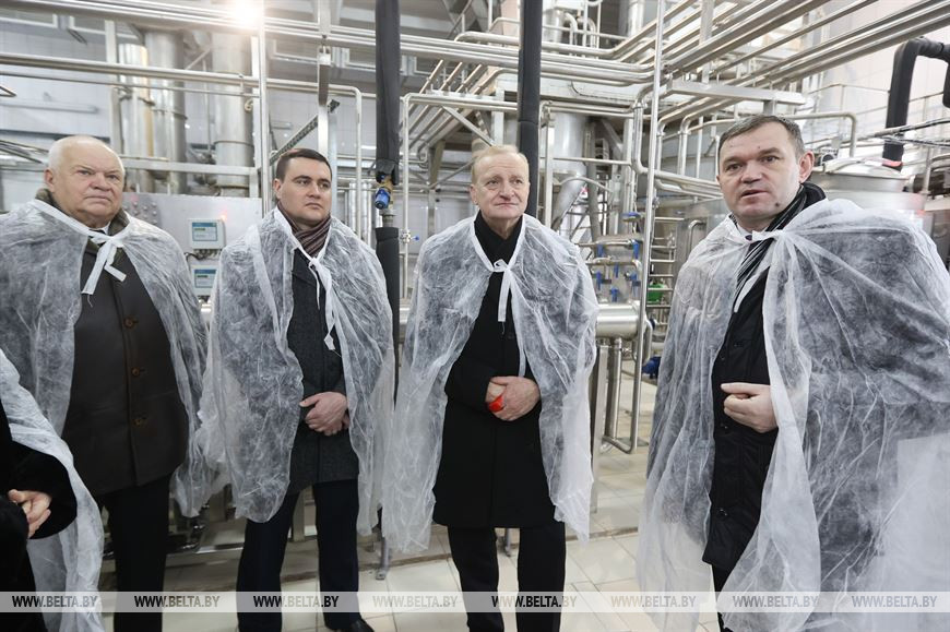 Генеральный директор РУП "Научно-практический центр Национальной академии наук по продовольствию" Зенон Ловкис, главный ученый секретарь НАН Беларуси Андрей Иванец, председатель Президиума Национальной академии наук Беларуси Владимир Гусаков и директор научно-экспериментального производства сухих молочных продуктов и ингредиентов Алексей Мелещеня