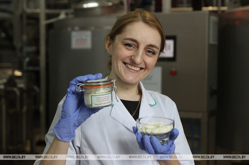 Старший научный сотрудник оборудования и технологии молочно-консервного производства Инна Миклух демонстрирует свою разработку - продукт молочный, сухой с пониженным содержанием белка, предназначен для потребления людьми с заболеванием фенилкетонурия