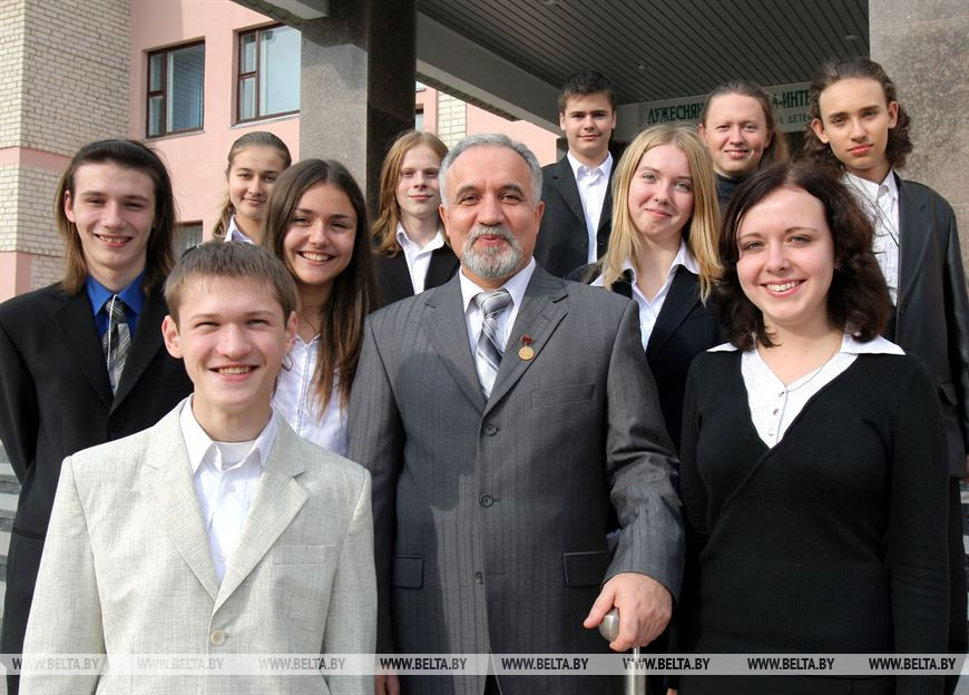 Заслуженный работник образования Республики Беларусь Михаил Волков со своими воспитанниками Заслуженный работник образования Республики Беларусь Михаил Волков со своими воспитанниками