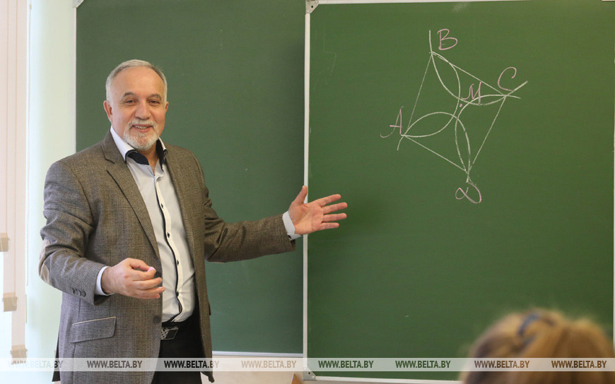 Заслуженный работник образования Республики Беларусь, учитель-тренер по подготовке одаренных учащихся Михаил Волков, 2018 год. Заслуженный работник образования Республики Беларусь, учитель-тренер по подготовке одаренных учащихся Михаил Волков, 2018 год.