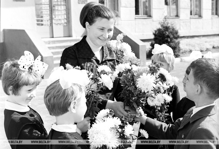 Заслуженная учительница республики А.И. Станютко с учениками, 1973 год Заслуженная учительница республики А.И. Станютко с учениками, 1973 год