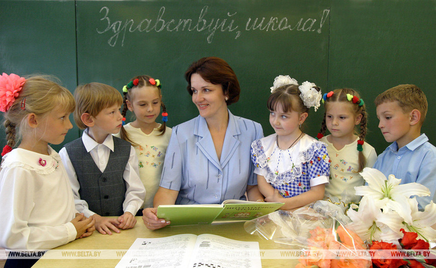 Учительница начальных классов Витебской средней школы № 37 Светлана Машкова со своими первоклассниками, 2004 год Учительница начальных классов Витебской средней школы № 37 Светлана Машкова со своими первоклассниками, 2004 год