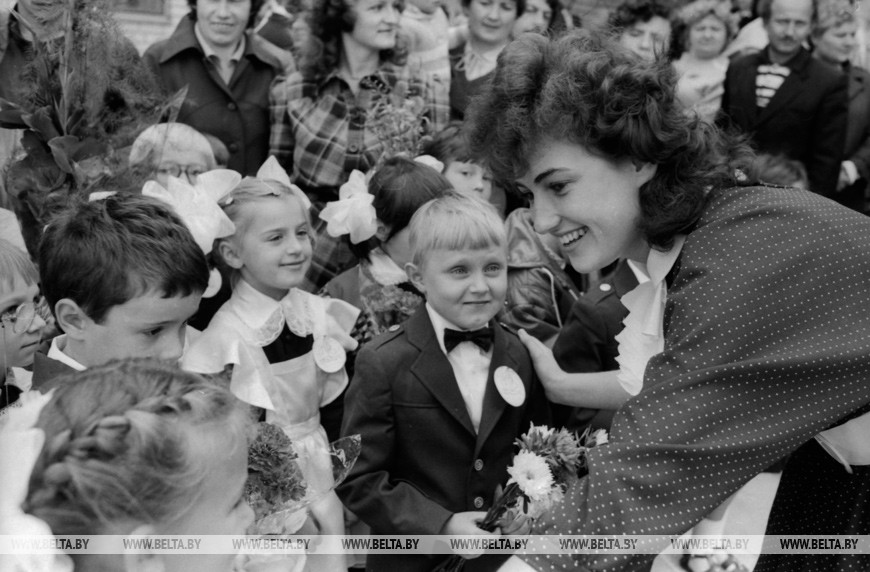 Выпускница Минского педучилища № 2 Н.В. Кугач со своими ребятами из I-А класса, 1987 год Выпускница Минского педучилища № 2 Н.В. Кугач со своими ребятами из I-А класса, 1987 год