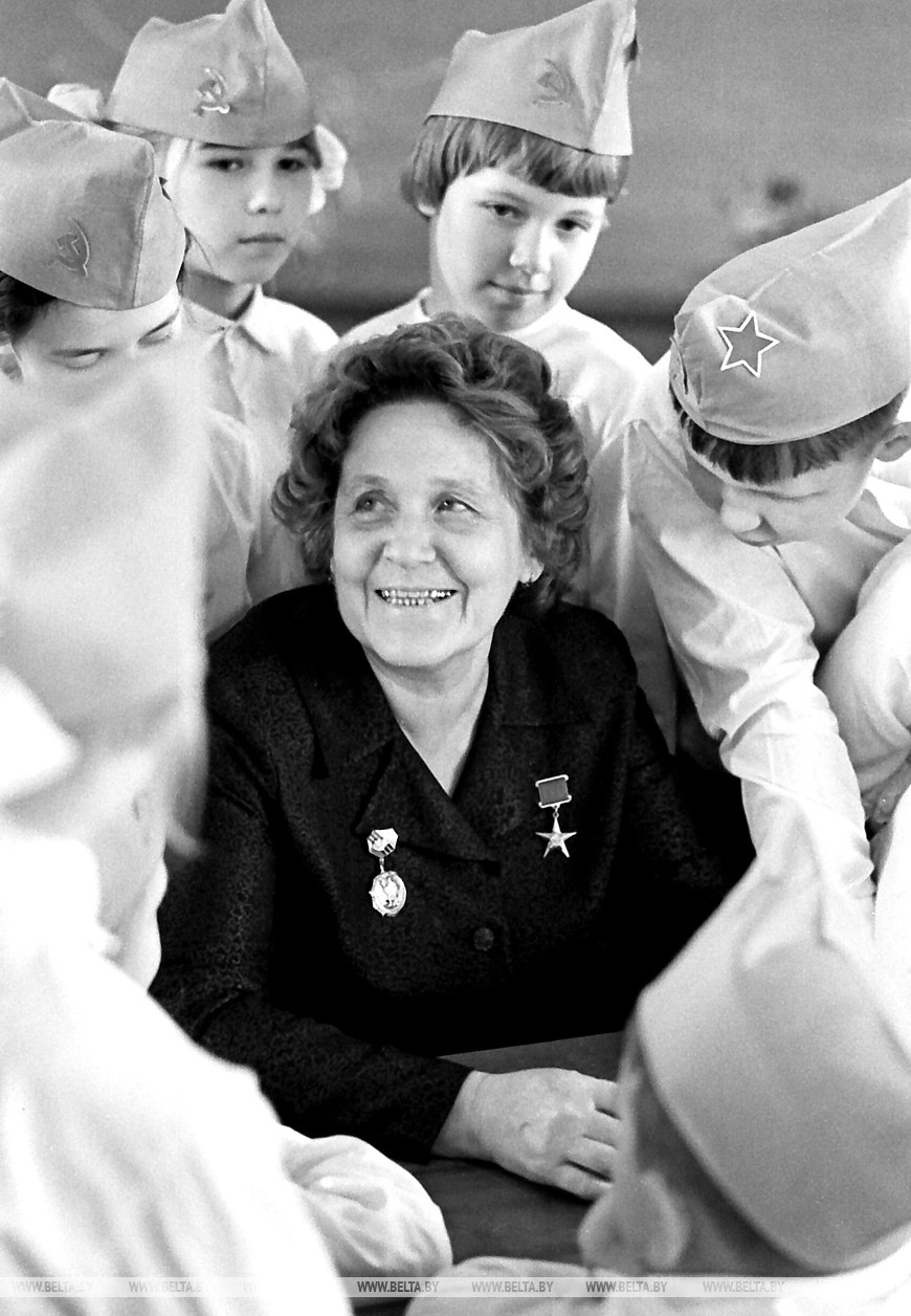 Казей Ариадна Ивановна - учительница средней школы среди учеников СШ №27, 1973 год Казей Ариадна Ивановна - учительница средней школы среди учеников СШ №27, 1973 год