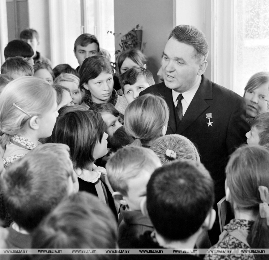 Кормянская школа-интернат. Директор, кандидат педагогических наук, заслуженный учитель БССР М.А. Дмитриев, 1973 год Кормянская школа-интернат. Директор, кандидат педагогических наук, заслуженный учитель БССР М.А. Дмитриев, 1973 год