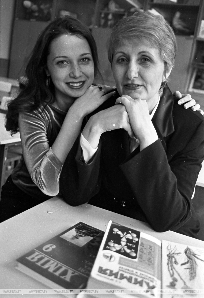 Преподаватели химии. Галина Никитина с дочкой Мариной, 2000 год Преподаватели химии. Галина Никитина с дочкой Мариной, 2000 год