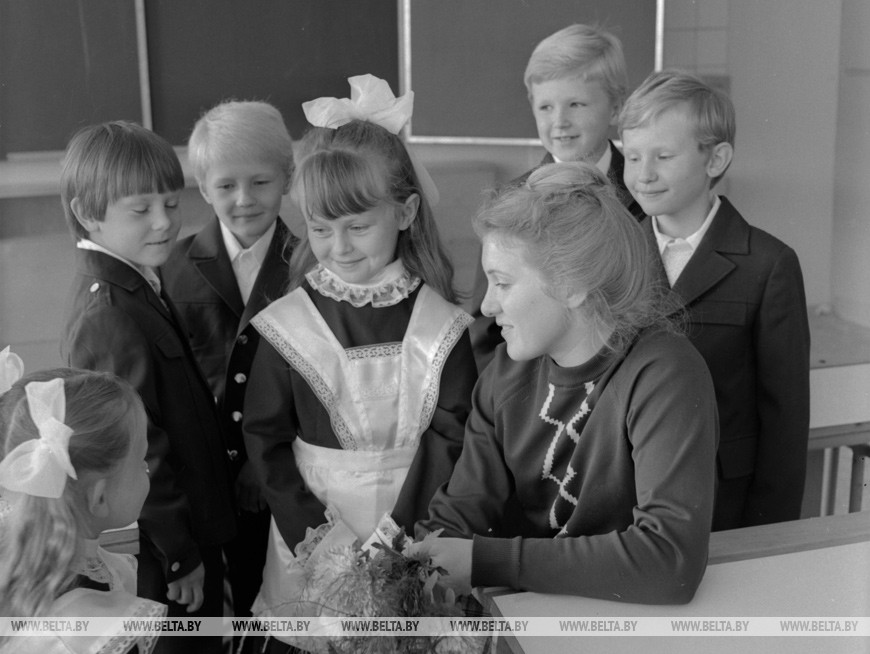 Учительница I-го класса Любовь Селиберова знакомится со своими учениками, 1980 год Учительница I-го класса Любовь Селиберова знакомится со своими учениками, 1980 год