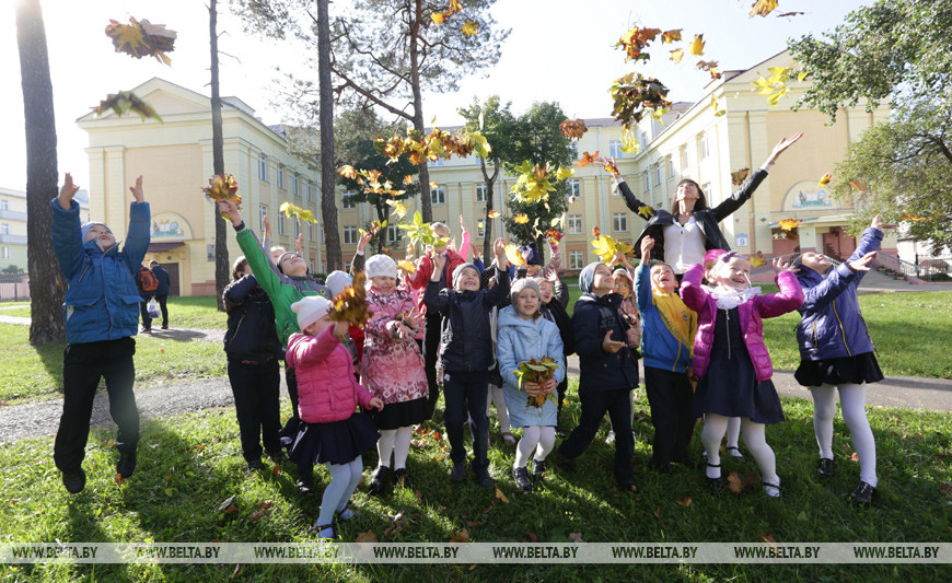 Преподаватель начальных классов Алла Силивончик с классом на прогулке в СШ №22 г. Минска, 2017 год Преподаватель начальных классов Алла Силивончик с классом на прогулке в СШ №22 г. Минска, 2017 год