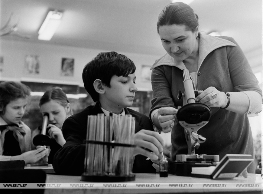 Занятия с юннатами ведет отличник народного образования преподаватель биологии Вера Петкевич, 1976 год Занятия с юннатами ведет отличник народного образования преподаватель биологии Вера Петкевич, 1976 год