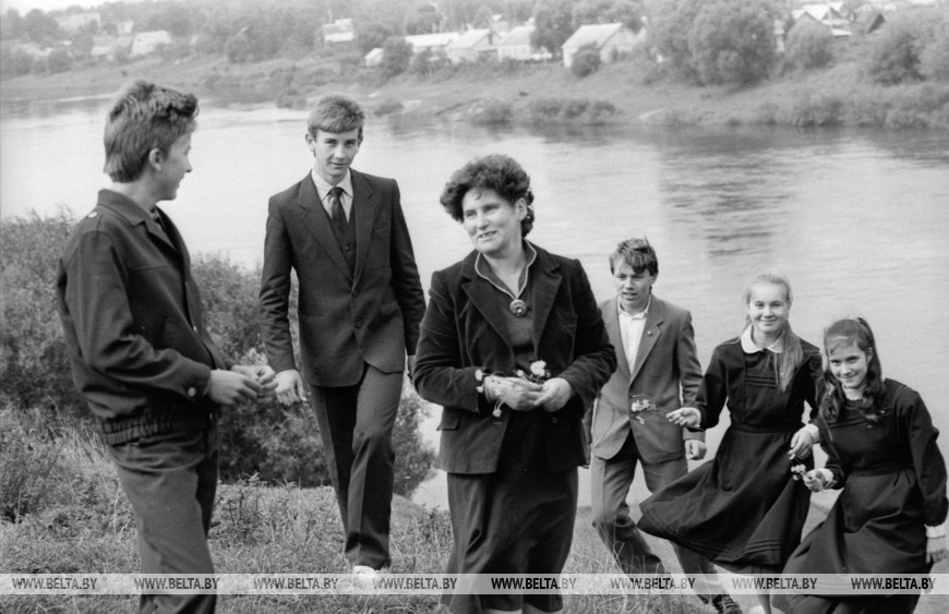 Народный учитель СССР Н.А. Анищенко со своими учениками. Дубровенская СШ № 1 Витебской области, 1987 год Народный учитель СССР Н.А. Анищенко со своими учениками. Дубровенская СШ № 1 Витебской области, 1987 год